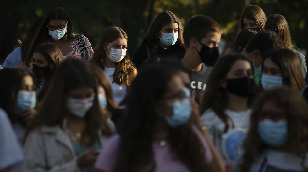 Alunos da Escola Secundária Garcia da Orta no primeiro dia de aulas em plena pandemia de Covid-19, no Porto, 17 de setembro de 2020. JOSÉ COELHO/LUSA