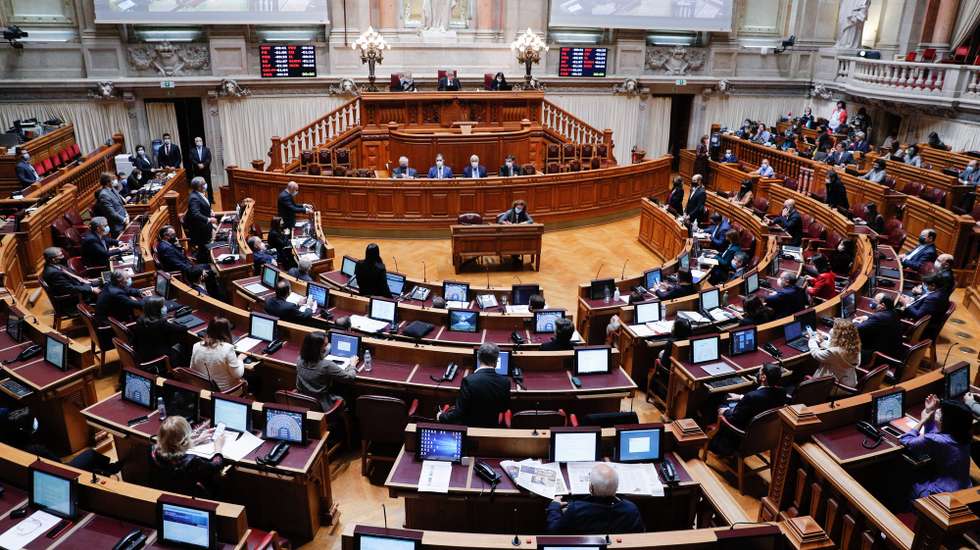 Deputados do Bloco de Esquerda (BE), do Partido Pessoas-Animais-Natureza (PAN) e do CDS-PP abstêm-se na votação do pedido de autorização de renovação do estado de emergência na Assembleia da República, em Lisboa, 20 de novembro de 2020. ANTÓNIO COTRIM/LUSA