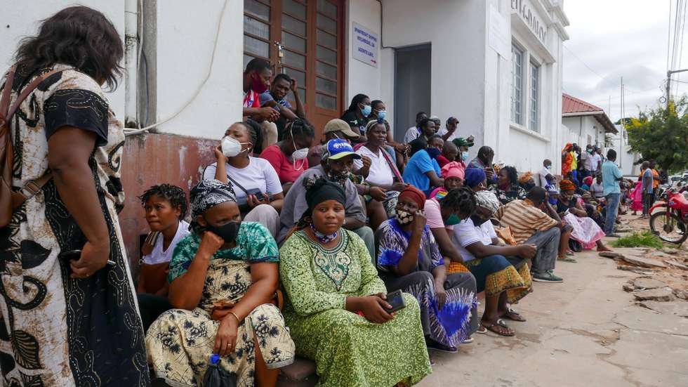 epa09104704 People await the arrival of more ships from Palma district with people fleeing attacks by rebel groups, in Pemba, Mozambique, 29 March 2021. Survivors of the 24 March attacks carried out by Islamist militants in Palma, northern Mozambique are to arrive on boats in Pemba.  EPA/LUIS MIGUEL FONSECA
