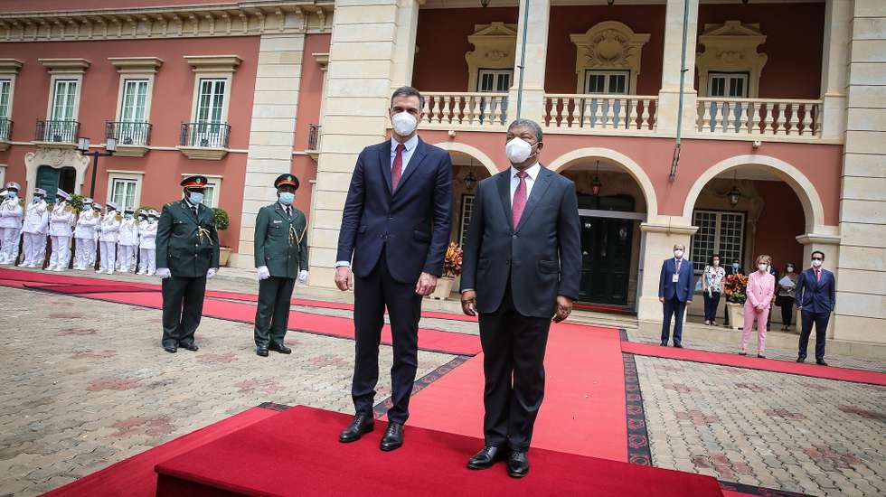 Spanish Prime Minister, Pedro Sanchez (L), flanked by Angola President, Joao Lourenço (R), at his arrival to the Presidential Palace during his official visit to Angola, Luanda, 8th April 2021. AMPE ROGERIO/LUSA