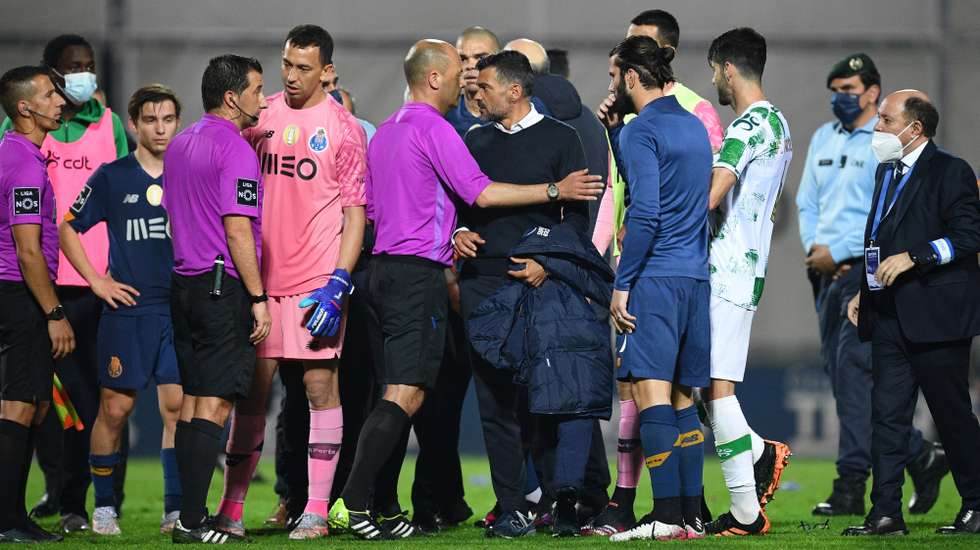 Sérgio Conceição visou Hugo Miguel no final do encontro e acabou por ser expulso pela quarta vez depois de Paços de Ferreira, Braga e Portimão