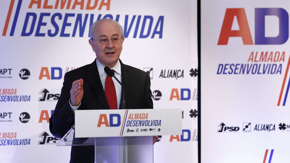 O presidente do Partido Social Democrata (PSD), Rui Rio, intervém durante a sessão de assinatura e apresentação da Coligação AD-Almada Desenvolvida, liderada pelo candidato a presidente da Câmara Municipal de Almada, Nuno Matias (ausente na foto), que decorreu em Almada, 12 de maio de 2021. ANTÓNIO COTRIM/LUSA