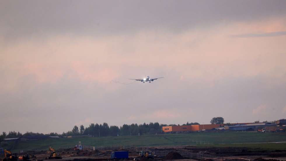 epa09224277 A Ryanair Boeing 737-800 approaches to land in the Vilnius International Airport, in Vilnius, Lithuania, 23 May 2021. As Ryanair spokeswoman said, 'the aircraft carrying scores of passengers from Athens to Vilnius was diverted to the Belarusian capital under the escort of a Mig-29 fighter jet after its crew was notified by authorities in Minsk of a 'potential security threat on board'. A Ryanair flight from Athens, Greece to Vilnius, Lithuania, with Belarus' opposition journalist Roman Protasevich onboard, has been diverted and forced to land in Minsk on 23 May 2021, after alleged bomb threat. Protasevich was detained by Belarusian Police after landing, as Belarusian Human Rights Center 'Viasna' reports and Lithuanian President Gitanas Nauseda demanded immediate release of Protasevich.  EPA/STRINGER