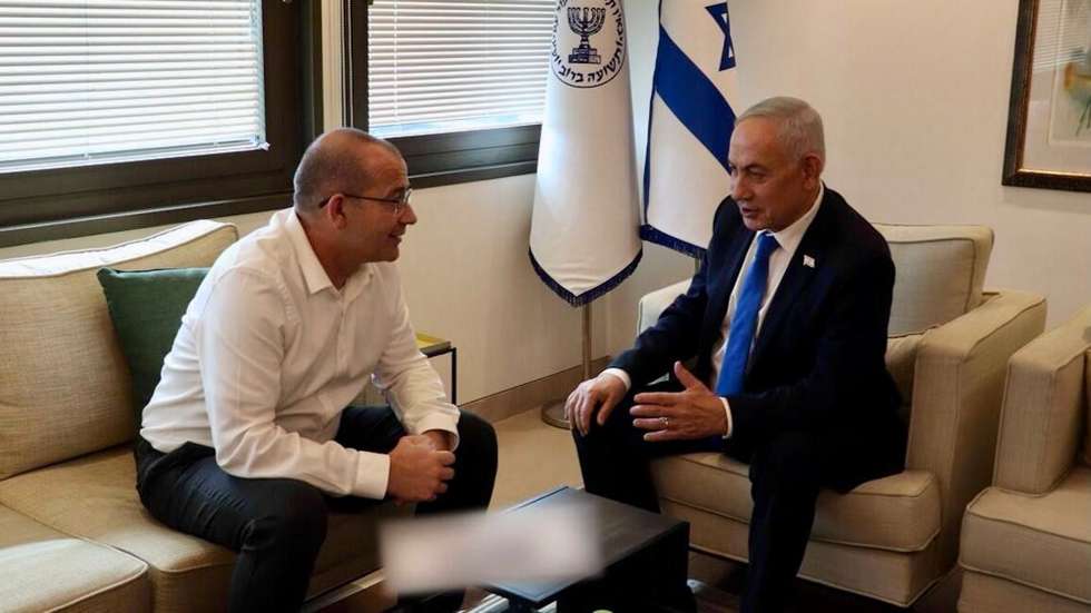 Roman Gofman (à esquerda) com Benjamin Netanyahu (à direita)