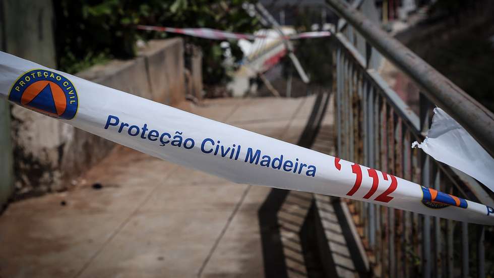 A cedência do terreno devido à elevada precipitação durante a última noite poderá estar na origem do deslizamento de terras que fez encerrar totalmente a passagem na Vereda circundante ao Bairro da Argentina, em Câmara de Lobos, 28 de março de 2021, HOMEM DE GOUVEIA/LUSA