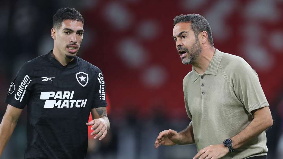 epa11274109 Botafogo coach Artur Jorge (R) talks to Botafogo's Hugo Goncalves Ferreira during a Copa Libertadores group stage soccer match between LDU Quito and Botafogo at Rodrigo Paz Delgado in Quito, Ecuador, 12 April 2024.  EPA/Jose Jacome
