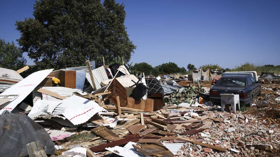 Destroços das habitações demolidas, durante o segundo dia da operação de demolição de habitações no bairro do Talude, uma ação da Câmara Municipal de Loures, em Loures, 15 de julho de 2025. O Tribunal Administrativo de Círculo de Lisboa decretou que a Câmara Municipal de Loures fica “impedida de executar o ato de demolição” de habitações no Bairro do Talude Militar, segundo um despacho de segunda-feira à noite consultado pela agência Lusa. RODRIGO ANTUNES/LUSA