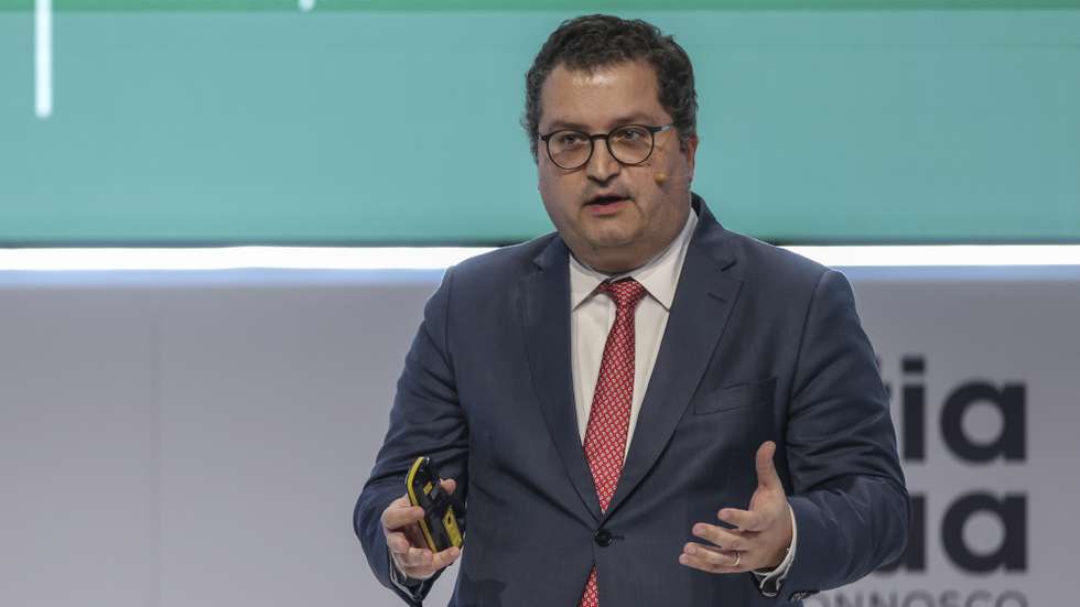 O ministro de Estado e Finanças, Joaquim Miranda Sarmento, intervém durante a apresentação do Conselho Estratégico do Banco Português de Fomento, na FPF Arena Portugal, Cidade do Futebol, em Oeiras, 24 de março de 2026. MIGUEL A. LOPES/LUSA
