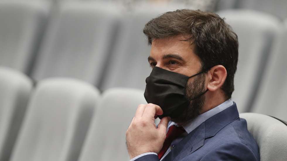 O ministro da Educação, Tiago Brandão Rodrigues, durante a assinatura de acordos de colaboração para remoção de amianto em escolas, com os municípios da região Norte do país, no Auditório Municipal de Gaia, 24 de julho de 2020. Nesta sessão, em que estão também presentes a secretária de Estado da Educação, Susana Amador, e o secretário de Estado Adjunto e do Desenvolvimento Regional, Carlos Miguel, são assinados acordos com câmaras municipais, que permitem intervenções que estão incluídas no total de cerca de 250 escolas, financiadas pelo POR Norte 2020, de 58 municípios. JOSÉ COELHO/LUSA