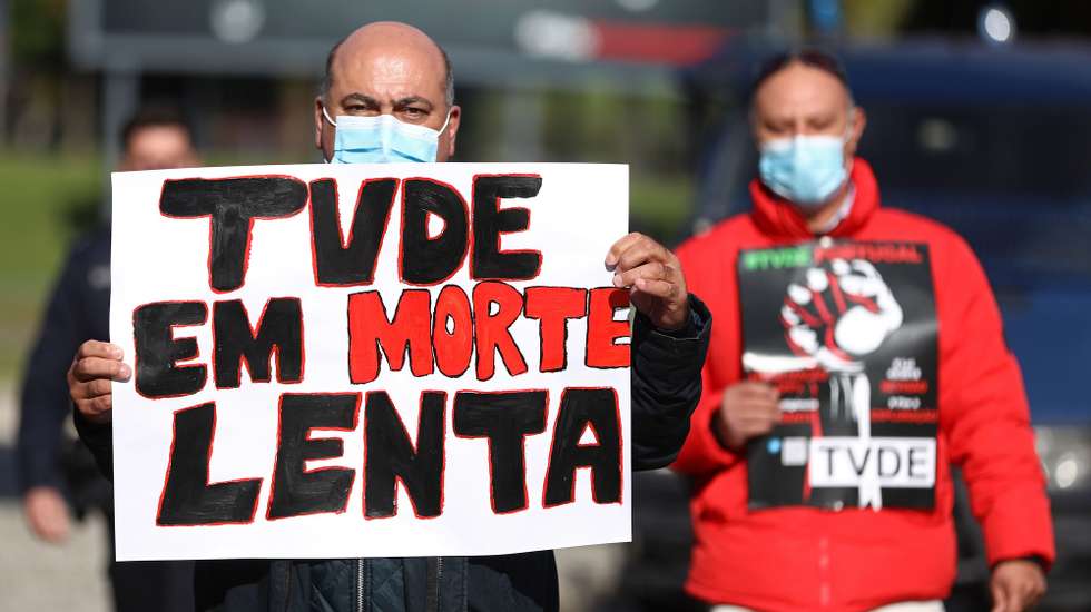 Motoristas da plataforma do Transporte Individual e Remunerado de Passageiros em Veículos Descaracterizados a partir de Plataforma Eletrónica (TVDE) protestam durante uma manifestação, entre o Marquês de Pombal e a Assembleia da República, pelo seu descontentamento face ao regime jurídico da atividade TVDE, em Lisboa, 26 de novembro de 2020. ANTÓNIO PEDRO SANTOS/LUSA