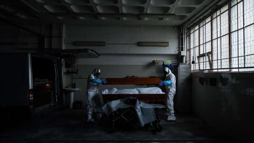 epaselect epa08347893 Employees of a funeral home fully protected with a protective suit against radioactive contamination and biological agents, close a coffin with a body of a man over 80 years old who died in his home as a victim of covid-19, in Lisbon, Portugal, 03 April 2020 (Issued 07 April 2020). Portugal is in state of emergency until 17 April 2020. Countries around the world are taking increased measures to stem the widespread of the SARS-CoV-2 coronavirus which causes the Covid-19 disease.  EPA/MIGUEL A. LOPES  ATTENTION: This Image is part of a PHOTO SET