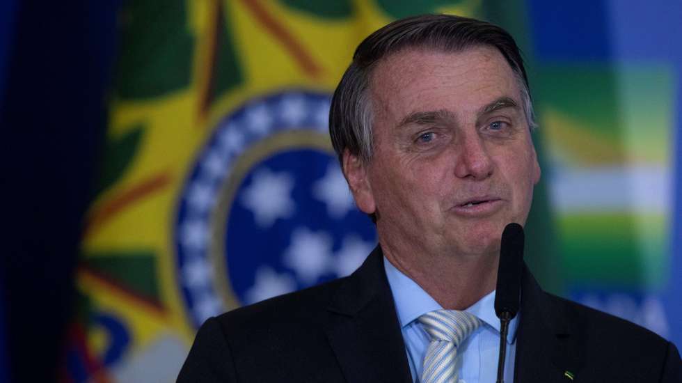 epa09034882 The President of Brazil Jair Bolsonaro during the ceremony of approval of the Central Bank Autonomy Law, in Brasilia, Brazil, 24 February 2021. Brazilian President Jair Bolsonaro renewed his Government with changes in two ministries and sanctioned a law that gives autonomy to the Central Bank, which is part of his objective of liberalizing the country's economy.  EPA/Joedson Alves