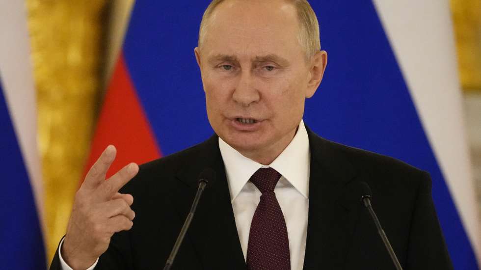 epa09422184 Russian President Vladimir Putin speaks during a joint news conference with German Chancellor following their talks in the Kremlin in Moscow, Russia, 20 August 2021.  German Chancellor Angela Merkel is on a working visit in Moscow.  EPA/ALEXANDER ZEMLIANICHENKO / POOL