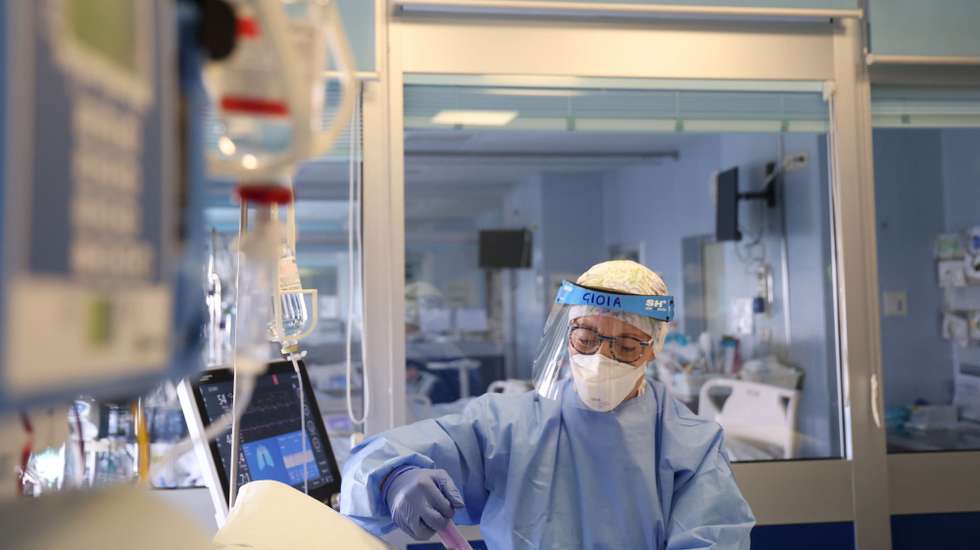epa09036371 A medical worker is seen at the intensive care unit for COVID-19 patients at the Maggiore hospital in Cremona, Italy, 25 February 2021. Most of the European Union countries are experiencing a second wave of COVID-19 cases, in some countries it is already the third wave  EPA/FILIPPO VENEZIA