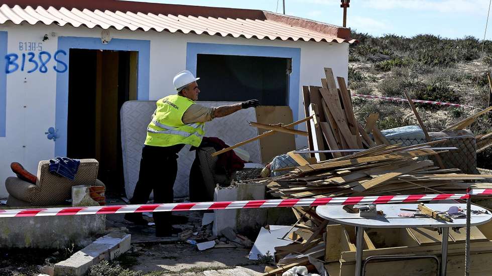 Habitação ilegal a ser demolida, em Faro
