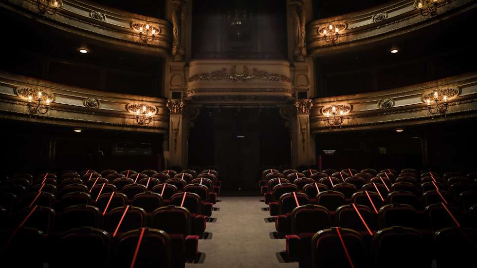 Cadeiras interditas para a visualização da peça "Catarina e a beleza de matar fascistas" antes da reabertura ao público, no âmbito das novas medidas de desconfinamento relacionadas com a pandemia da covid-19, no Teatro Nacional D. Maria II , em Lisboa, 19 de abril de 2021. (ACOMPANHA TEXTO) MÁRIO CRUZ/LUSA