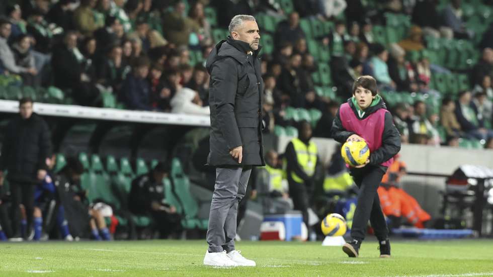 epa12707805 Sporting's head coach Rui Borges looks on during the Portugal Cup quarterfinal soccer match between Sporting CP and AVS in Lisbon, Portugal, 05 February 2026.  EPA/ANTONIO COTRIM