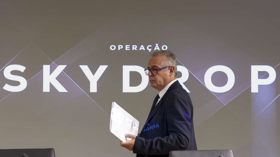 O diretor da UNCTE (Unidade Nacional de Combate ao Tráfico de Estupefacientes), João Oliveira, chega para participar na conferência de imprensa sobre operação "SKYDROP” na sede da Policia Judiciária em Lisboa, 5 de agosto de 2026. A Polícia Judiciária, através da UNCTE realizou uma operação policial, em articulação e cooperação com a Marinha e a Força Aérea portuguesas, que permitiu desarticular um grupo dedicado à introdução de grandes quantidades de droga no continente europeu, através do uso de um navio porta-contentores, que transportava cerca de cinco toneladas de cocaína.  TIAGO PETINGA/LUSA
