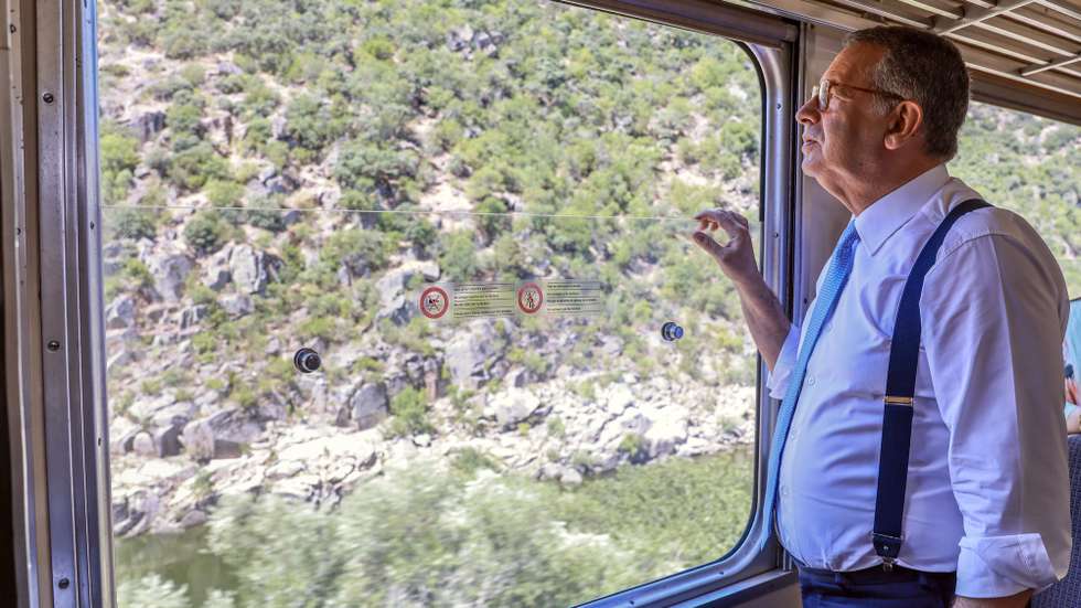 PR António José Seguro viaja de comboio na linha do Douro