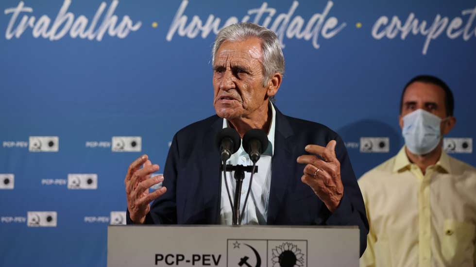 O secretário-geral do Partido Comunista Português (PCP), Jerónimo de Sousa, intervém durante a sessão de apresentação dos candidatos às Câmaras Municipais do distrito de Coimbra, nas eleições autárquicas, Praça 8 de Maio, Coimbra, 20 de agosto de 2021. PAULO NOVAIS/LUSA