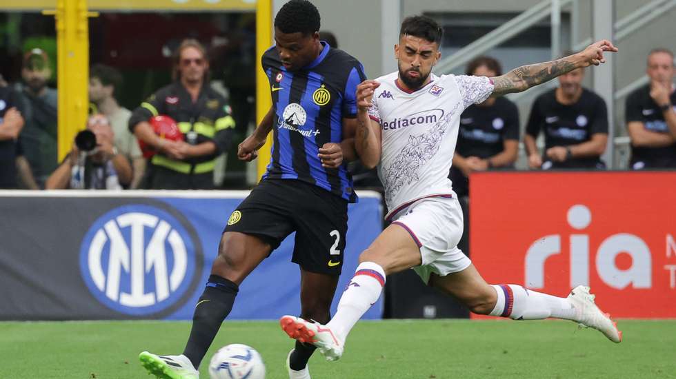 epa10838354 FC Inter&#039;s midfielder Denzel Dumfries in action against Fiorentina&#039;s forward Nicolas Gonzales during the Italian serie A soccer match between Fc Inter and Fiorentina at  Giuseppe Meazza stadium in Milan, Italy, 03 September 2023.  EPA/MATTEO BAZZI