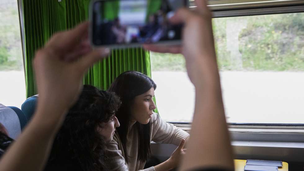 Mariana Mortágua (D), coordenadora do Bloco de Esquerda, na viagem de comboio entre a Covilhã e a Guarda, numa ação de campaha para as eleições legislativas de 10 de março de 2024. Guarda, 01 de março de 2024. O Presidente da República decretou a 15 de janeiro a dissolução do parlamento e a convocação de eleições legislativas antecipadas para 10 de março, na sequência da demissão do primeiro-ministro, António Costa, apresentada em 07 de novembro, por causa da Operação Influencer, e de imediato aceite pelo Presidente da República. MIGUEL PEREIRA DA SILVA/LUSA