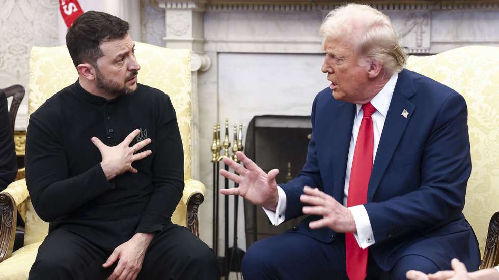 epa11930785 Ukrainian President Volodymyr Zelensky (L) talks with US President Donald Trump (R) in the Oval Office of the White House in Washington, DC, USA, 28 February 2025. Zelensky is in Washington to sign the framework of a deal, pushed by President Trump, to share Ukraines’s mineral wealth with the US.  EPA/JIM LO SCALZO / POOL