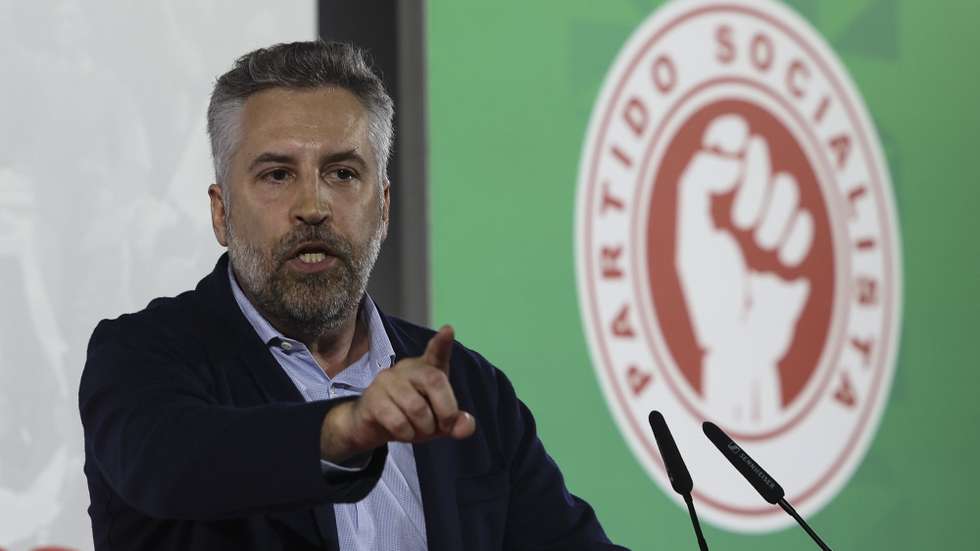 O secretário-geral do Partido Socialista (PS), Pedro Nuno Santos, durante a intervenção na sessão de apresentação dos candidatos autárquicos pelo distrito de Coimbra, no pavilhão de Portugal, em Coimbra, 29 de março de 2025. PAULO NOVAIS/LUSA
