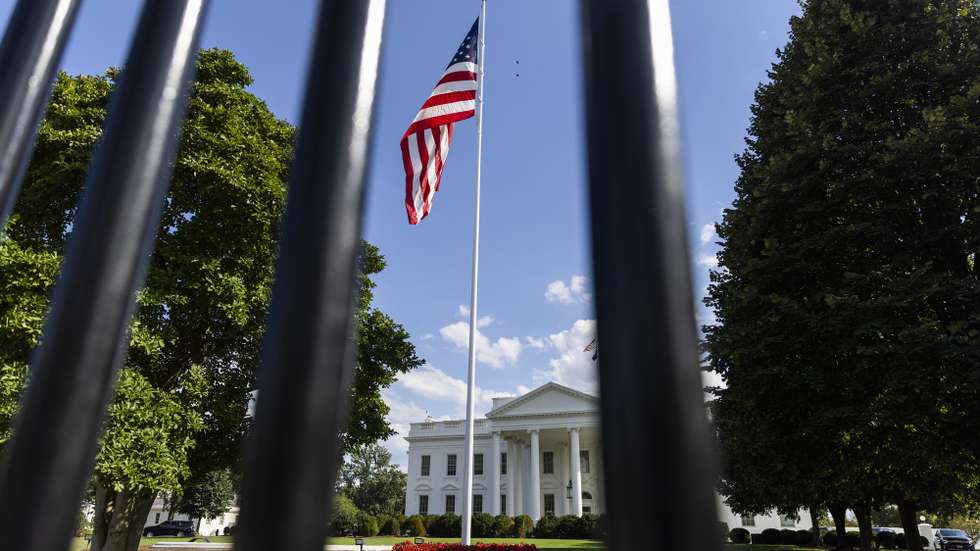 epa12322361 An American flag flies in front of the White House in Washington DC, USA, 25 August 2025. Earlier in the day, US President Donald Trump signed an executive order seeking one year of jail time for anyone that burns an American flag.  EPA/JIM LO SCALZO