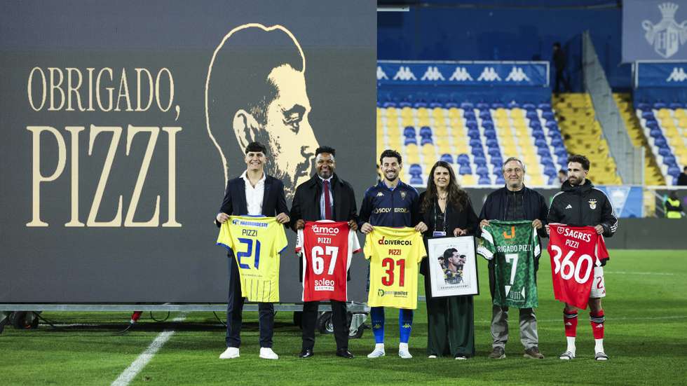 Estoril Praia's Pizzi (C/L) poses with shirts from his former clubs during his end of career farewell ceremony after the Portuguese First League soccer match between Estoril Praia vs SL Benfica, held at Antonio Coimbra da Mota stadium in Estoril, Portugal, 16 May 2026. JOSE SENA GOULAO/LUSA