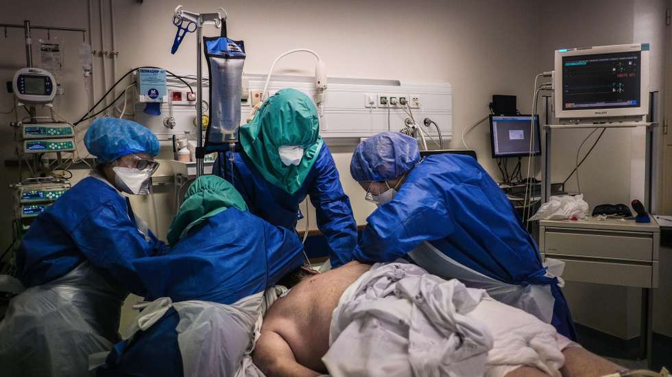 CONJUNTO DE 30 FOTOGRAFIAS: 8-30: Um médico e enfermeiras colocam um doente ventilado em posicionamento decúbito ventral na Unidade de cuidados intensivos dos doentes com Covid-19, no Hospital de Santa Maria, em Lisboa, 6 de abril de 2020. A vida corre contra o tempo nos cuidados intensivos do Hospital Santa Maria, onde estão os doentes mais graves com Covid-19, que exigem um acompanhamento constante dos profissionais de saúde, que apesar da adversidade, conseguem manter a serenidade e o espírito de equipa. (ACOMPANHA TEXTO DO DIA 9 DE ABRIL 2020) MÁRIO CRUZ/LUSA