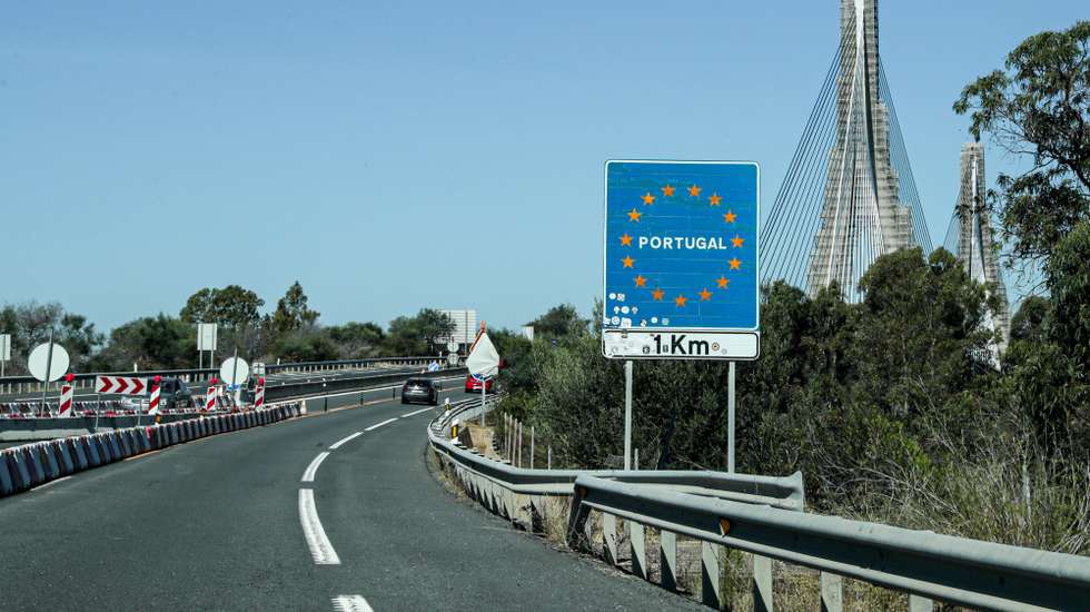Veículos atravessam a ponte Internacional do Guadiana, no dia em são reabertas as fronteiras entre Portugal e a Espanha, em Castro Marim, 01 de julho de 2020. Este momento marca o fim da suspensão da medida excecional e temporária de controlo de pessoas nas fronteiras entre os dois países, que integrou o programa de combate à pandemia da doença Covid-19. LUÍS FORRA/LUSA