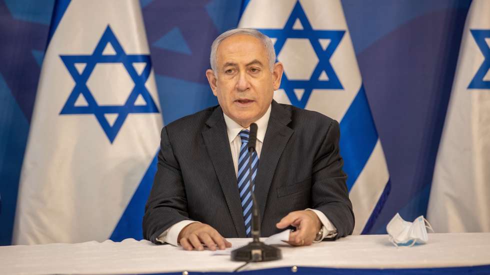 epa08569416 Israeli Prime Minister Benjamin Netanyahu, with the Alternate PM and Defence Minister Benny Gantz, issue a statement at the Israeli Defense Ministry in Tel Aviv, Israel, 27 July 2020, following the high tensions with the Lebanese militant group of Hezbollah at the Israeli-Lebanon border.  EPA/TAL SHAHAR / POOL