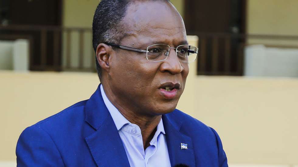 O presidente do MpD, Ulisses Correia e Silva, fala durante uma entrevista à agência Lusa, no âmbito das eleições legislativas do próximo dia 18 de abril, na Praia, Cabo Verde, 18 de março de 2021. O candidato a primeiro-ministro, acusa a oposição de “desejar” o descalabro da Cabo Verde Airlines (CVA) para retirar “aproveitamento político” e garante que o Estado não injetou qualquer verba na companhia desde a privatização. (ACOMPANHA TEXTO DA LUSA DO DIA 30 DE MARÇO DE 2021). FERNANDO DE PINA/LUSA