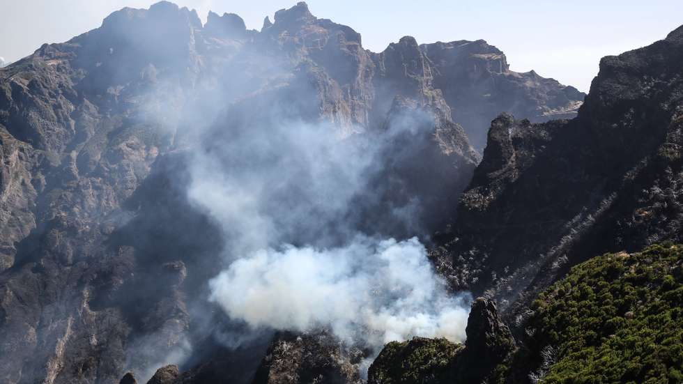 Nuvens de fumo durante o incêndio ativo no Pico Ruivo, o ponto mais alto da Ilha da Madeira, concelho de Santana, 22 de agosto de 2024. O incêndio rural na ilha da Madeira deflagrou há uma semana, dia 14 de agosto, nas serras do município da Ribeira Brava, propagando-se progressivamente aos concelhos de Câmara de Lobos, Ponta do Sol e, através do Pico Ruivo, Santana. HOMEM DE GOUVEIA/LUSA