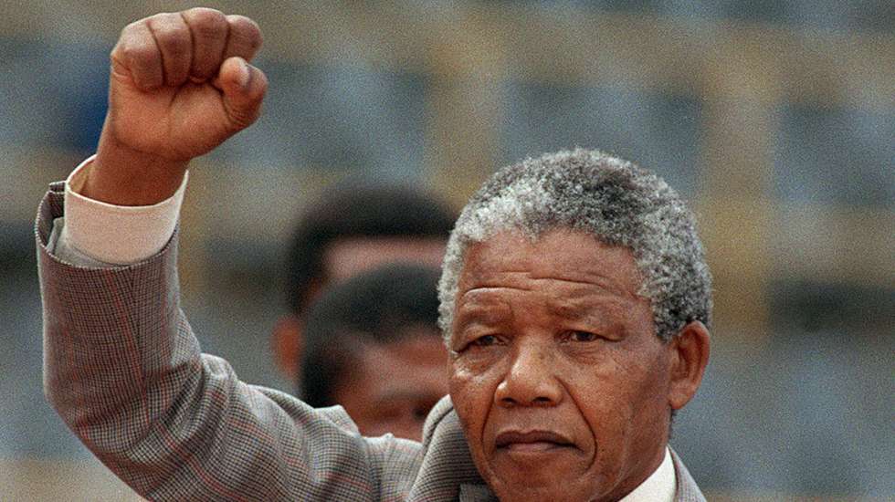 O conjunto de obras que compõe a série Ilha Robben, de 2002, evoca "o tempo que [Nelson Mandela] passou" naquele território