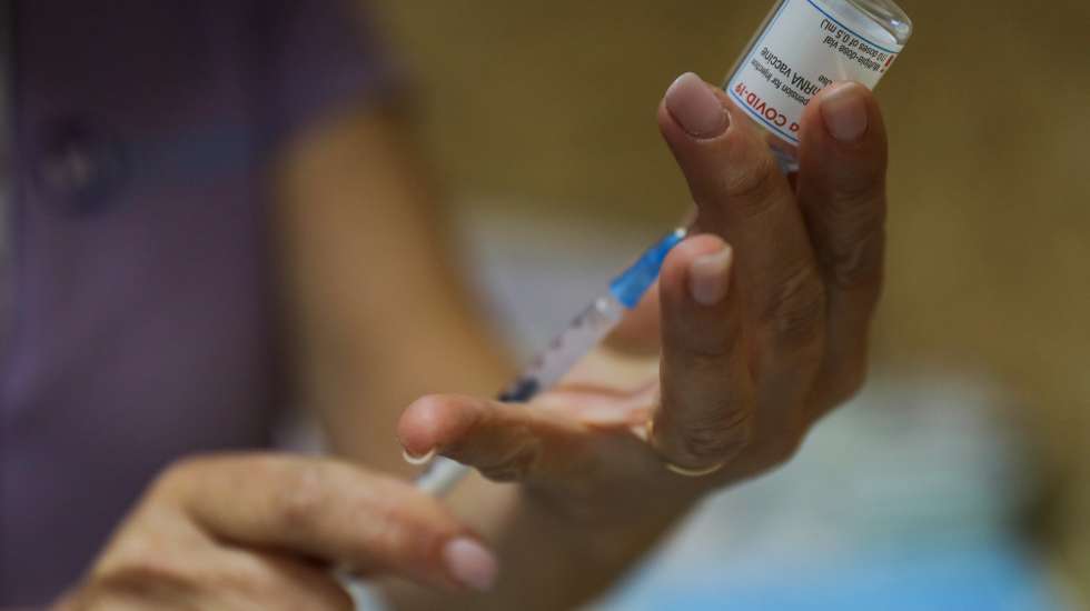 Uma enfermeira prepara uma dose da vacina da Moderna no Centro de Vacinação do Seixal, 7 de abril de 2021. MIGUEL A. LOPES/LUSA