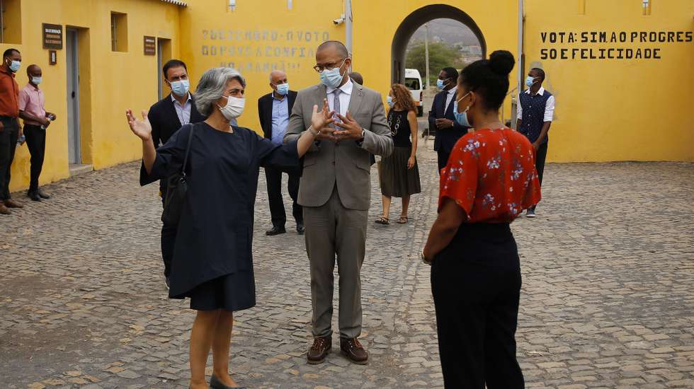 A ministra da Cultura de Portugal, Graça Fonseca (E) e o ministro da Cultura e das Indústrias Criativas de Cabo Verde, Abraão Vicente (C), durante a visita ao Museu do Tarrafal e Assinatura do Memorando de Entendimento bilateral para cooperação técnica na candidatura cabo-verdiana à UNESCO, Museu do Tarrafal, em Cabo Verde, 06 de julho de 2021. FERNANDO DE PINA / LUSA