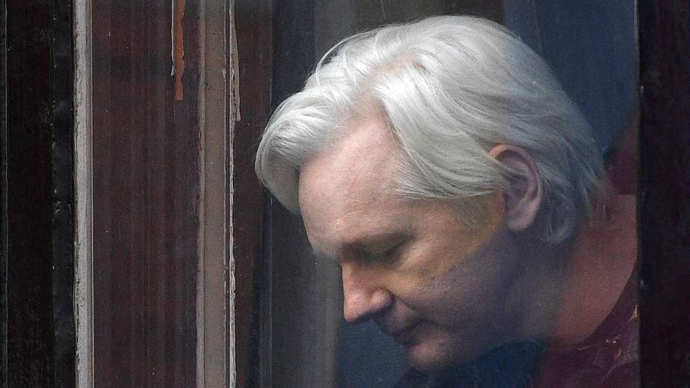 epa10017727 (FILE) - Wikileaks founder Julian Assange speaks to reporters on the balcony of the Ecuadorian Embassy in London, Britain, 19 May 2017 (reissued 17 June 2022). Wikileaks founder Julian Assange’s extradition to the US has been approved by British Home Secretary Priti Patel 17 June 2022.  EPA/FACUNDO ARRIZABALAGA *** Local Caption *** 55897098