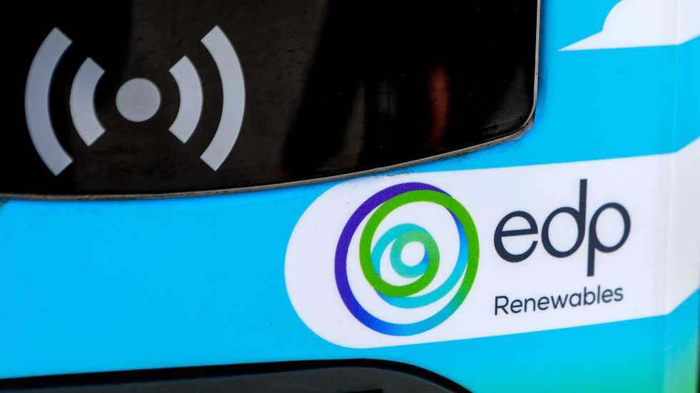 Logótipo da A EDP Renováveis (EDPR), no primeiro parque misto de produção de energias renováveis, que combina aerogeradores com painéis solares, Santo Estêvão, Sabugal, 12 de janeiro de 2023. A EDP Renováveis (EDPR) anunciou hoje a ligação à rede do seu primeiro projeto híbrido a nível global e o primeiro da Península Ibérica, no Sabugal, que combina produção de energia eólica e solar num único local. MIGUEL PEREIRA DA SILVA/LUSA