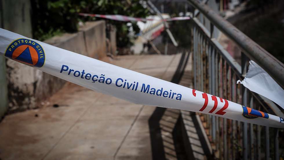 A cedência do terreno devido à elevada precipitação durante a última noite poderá estar na origem do deslizamento de terras que fez encerrar totalmente a passagem na Vereda circundante ao Bairro da Argentina, em Câmara de Lobos, 28 de março de 2021, HOMEM DE GOUVEIA/LUSA