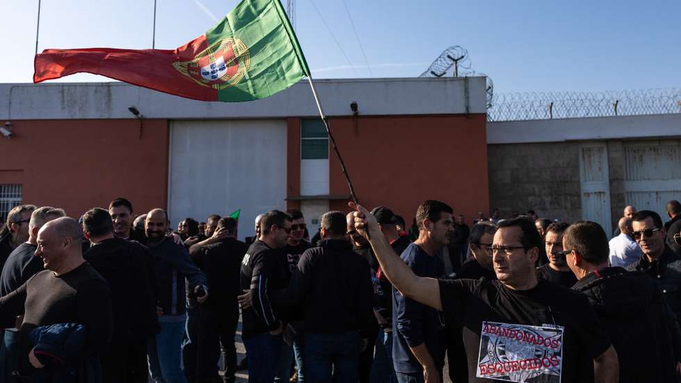 Guardas prisionais participam na vigília junto à prisão de Custóias em dia de greve convocada pelo Sindicato Nacional do Corpo da Guarda Prisional, em prol da valorização e dignificação da profissão, reestruturação de suplementos remuneratórios e aprovação do sistema de avaliação de desempenho, em Matosinhos, 31 de janeiro de 2024. JOSÉ COELHO/LUSA