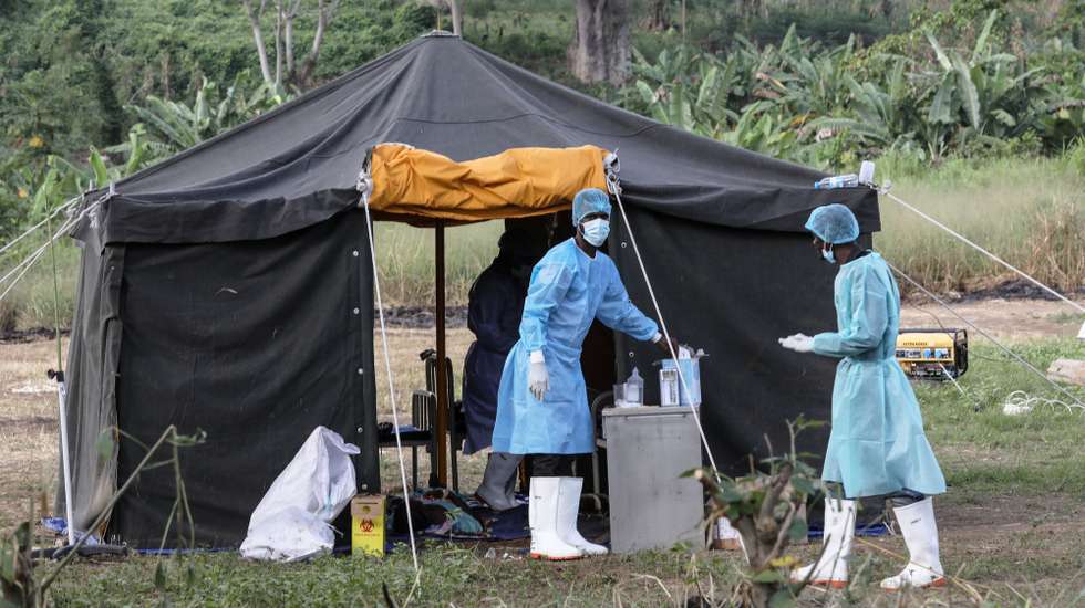 Profissionais de saúde na tenda de atendimento na localidade de Luinha, na comuna da Canhoca na província do Kwanza Norte, sujeita a cerca sanitária devido a um surto de cólera, Luinha, Angola, 20 de março de 2025.  (ACOMPANHA TEXTO DE 22-03-2025)  AMPE ROGÉRIO/LUSA