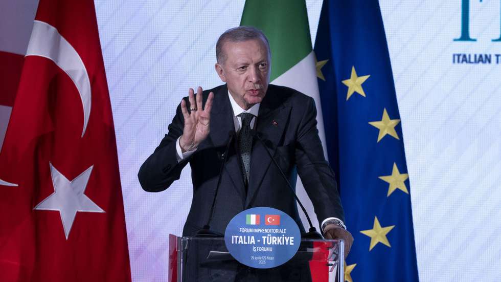 epa12063107 Turkish President Recep Tayyip Erdogan speaks during a joint press conference with Italian Prime Minister Giorgia Meloni, during the IV Italy-Turkiye Summit at Villa Doria Pamphilj in Rome, Italy, 29 April 2025.  EPA/MASSIMO PERCOSSI