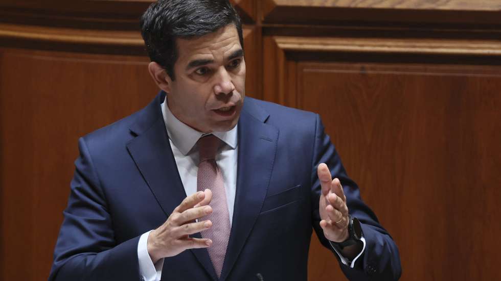 O ministro da Presidência, António Leitão Amaro, intervém no debate de urgência, requerido pelo Chega, sobre "o descontrolo na atribuição de nacionalidade e na necessidade de limitar o reagrupamento familiar", na Assembleia da República, em Lisboa, 25 de junho de 2025. MANUEL DE ALMEIDA/LUSA