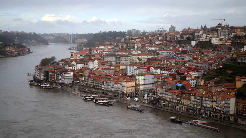 Vista aérea das margens do Rio Douro na zona da Ribeira, no Porto, 06 de fevereiro de 2026. O rio Douro transbordou hoje de madrugada para as margens do Porto e de Nova de Gaia, com a água a entrar na zona das esplanadas, sem causar danos significativos, disse o comandante adjunto da Capitania do Douro. ESTELA SILVA/LUSA