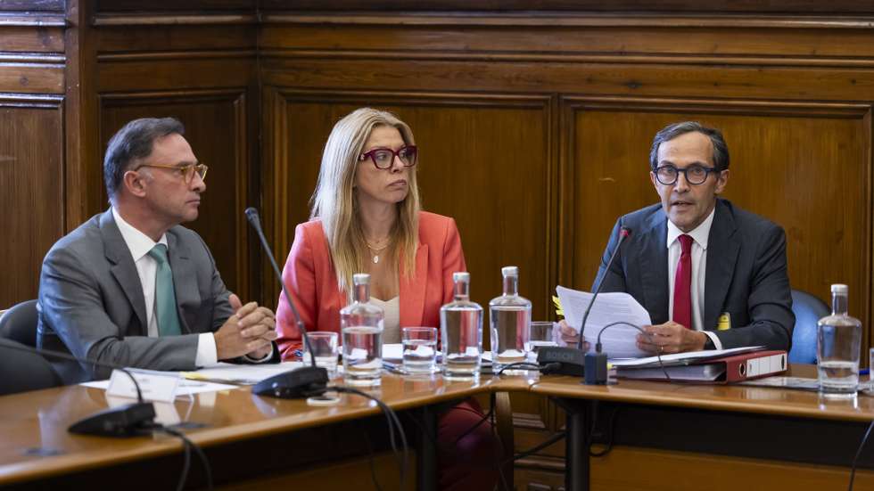 O presidente do Conselho de Administração da Agência Lusa Joaquim Carreira (D), acompanhado pelos vice-presidentes, Ana Alves e Luis Ferreira Lopes (E), durante a sua audição na Comissão de Cultura, Comunicação, Juventude e Desporto, na Assembleia da República, em Lisboa, 29 de setembro de 2026. JOSÉ SENA GOULÃO/LUSA