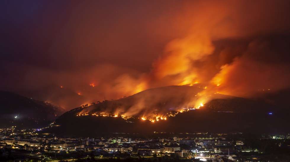 epaselect epa10076831 A smoke column emerges from a forest fire in O Barco de Valdeorras, Ourense, Galicia, northwestern Spain, 17 July 2022. A total of 12 forest fires over 4,430 hectares are active in the region.  EPA/Brais Lorenzo