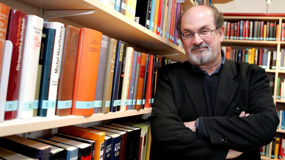 epa01040101 (FILES) Picture dated 18 October 2006 shows British author Salman Rushdie in the library of Heidenreichstein on the occassion of the event 'Literature in the Fog' in Austria. Salman Rushdie, the Indian-born British author whose novel The Satanic Verses sparked protests in Muslim countries around the world has been awarded a knighthood by Britain‘s Queen Elizabeth II, the palace announced 16 June 2007.  EPA/HELMUT FOHRINGER