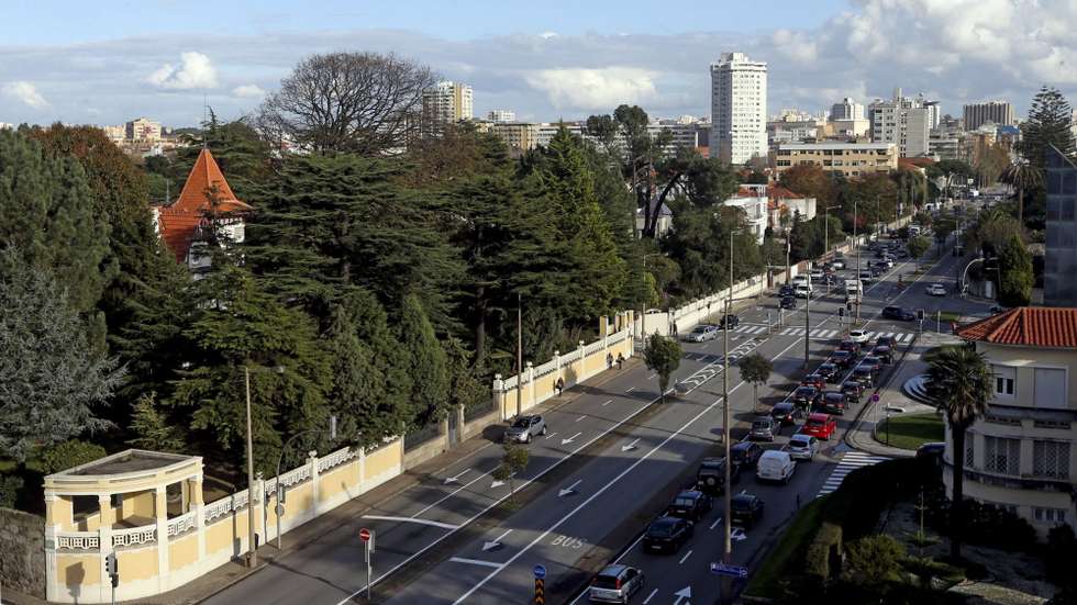 O terreno, que pertence à IP, já tem um pedido de informação prévia (PIP) aprovado desde setembro de 2020 que divide o terreno em três parcelas